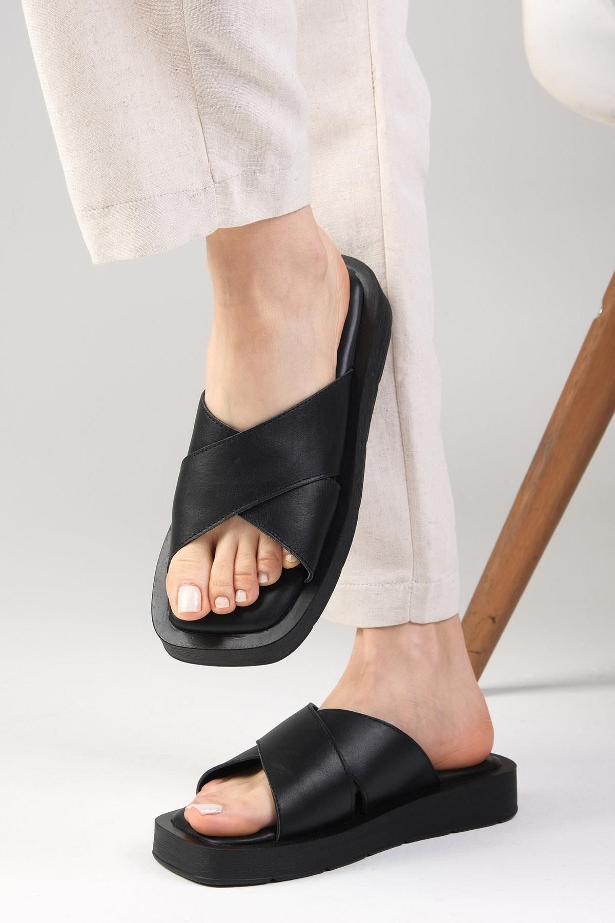 Comfy Cross-Strap Flatform Slider Flipflops